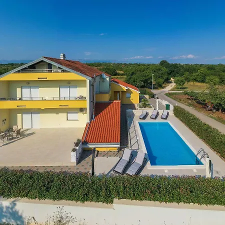 Petra S Bazenom, Rostiljem I Parkingom Zadar