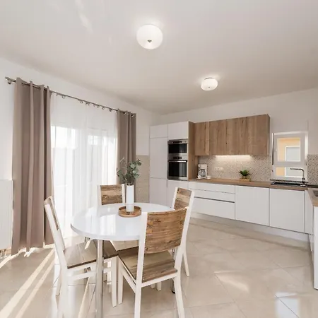 Appartement Petra S Bazenom, Rostiljem I Parkingom *