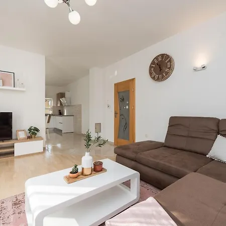 Petra S Bazenom, Rostiljem I Parkingom Appartement