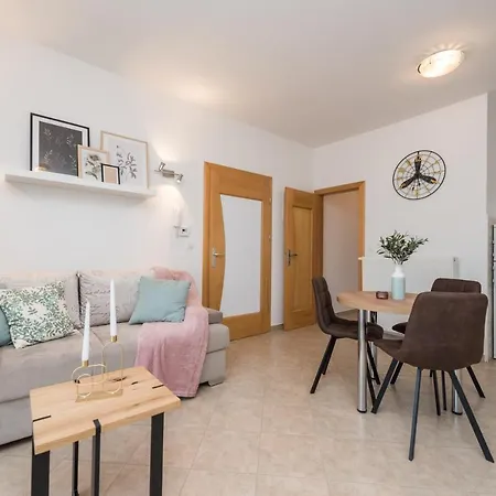 Appartement Petra S Bazenom, Rostiljem I Parkingom