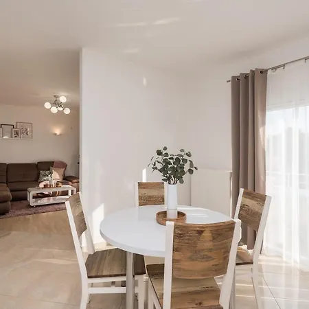 Appartement Petra S Bazenom, Rostiljem I Parkingom