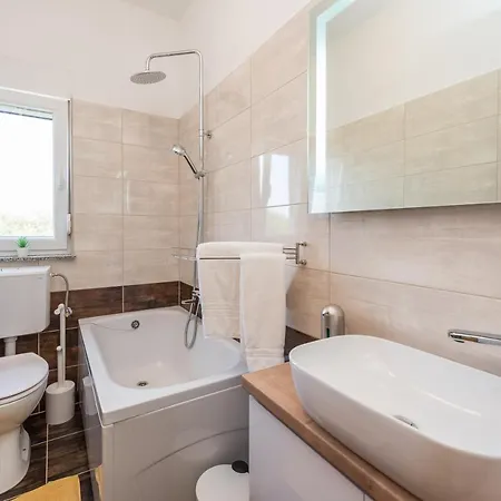 Appartement Petra S Bazenom, Rostiljem I Parkingom *