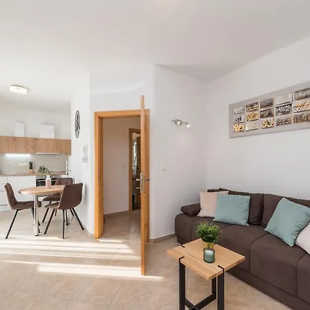 Appartement Petra S Bazenom, Rostiljem I Parkingom *