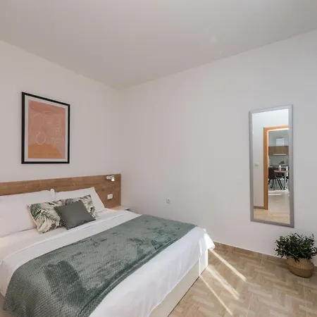 Petra S Bazenom, Rostiljem I Parkingom Appartement *