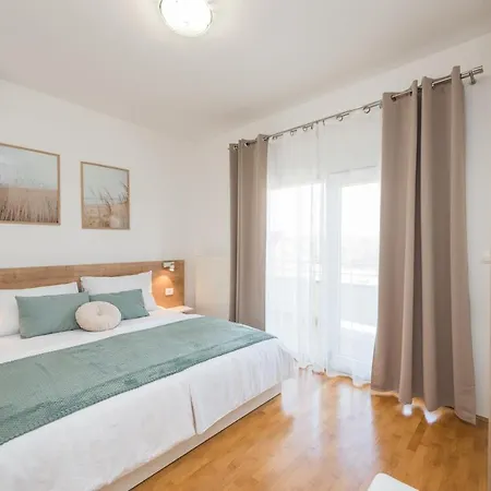 Appartement Petra S Bazenom, Rostiljem I Parkingom