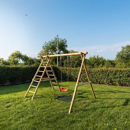 Petra S Bazenom, Rostiljem I Parkingom Zadar