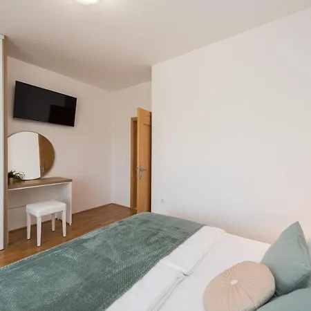 Petra S Bazenom, Rostiljem I Parkingom Appartement Zadar