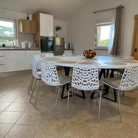 Petra S Bazenom, Rostiljem I Parkingom Appartement Zadar