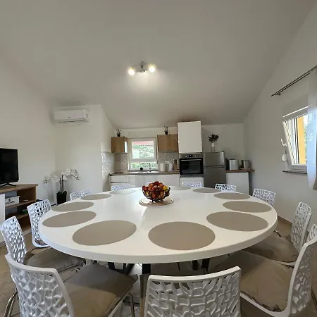 Petra S Bazenom, Rostiljem I Parkingom Appartement *