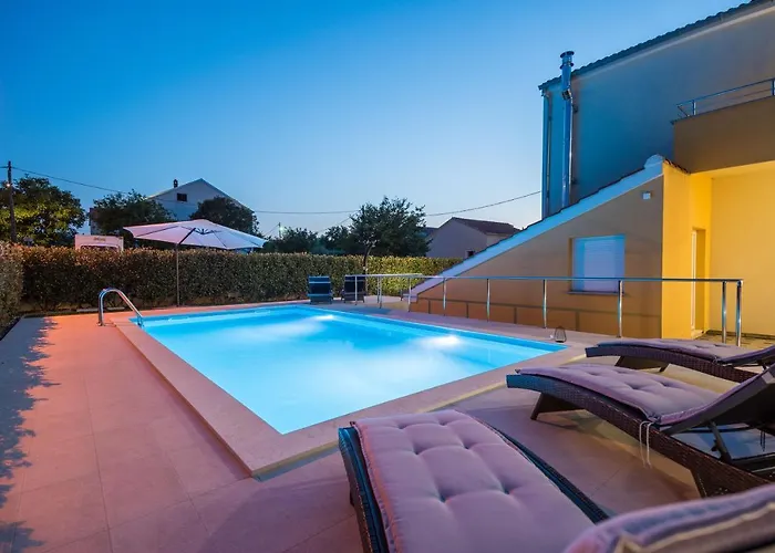 Apartman Petra S Bazenom, Rostiljem I Parkingom