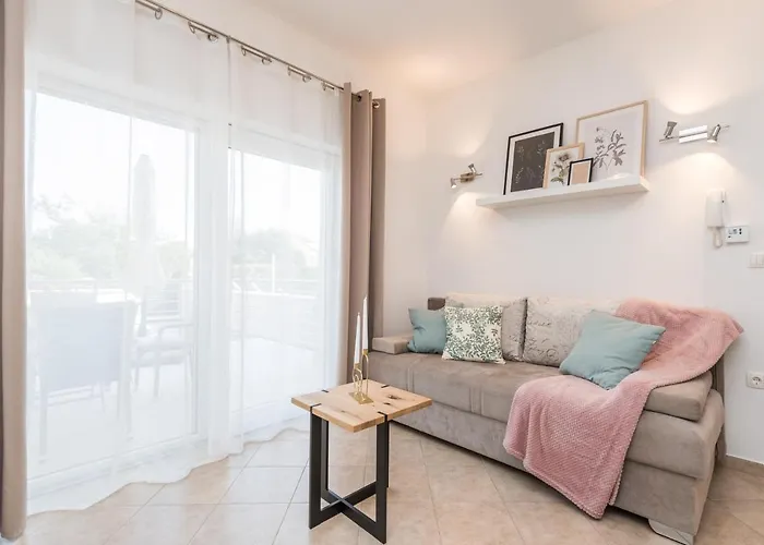 Petra S Bazenom, Rostiljem I Parkingom Zára