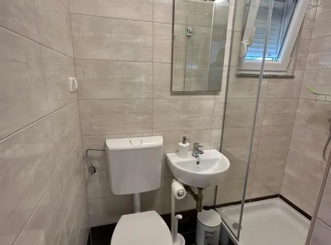 Petra S Bazenom, Rostiljem I Parkingom Apartman Zára