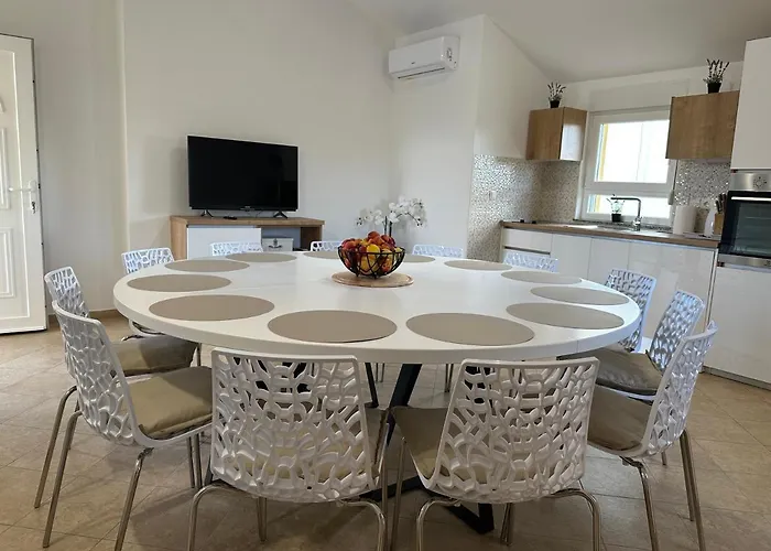 Petra S Bazenom, Rostiljem I Parkingom Apartman Zára