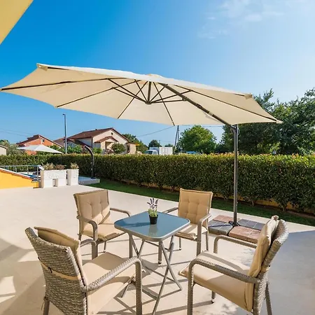 Petra S Bazenom, Rostiljem I Parkingom Задар