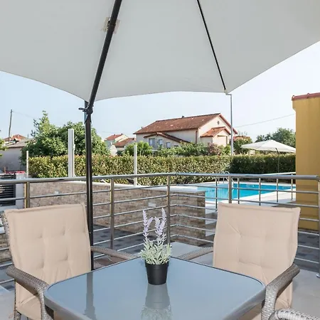 Petra S Bazenom, Rostiljem I Parkingom Appartement