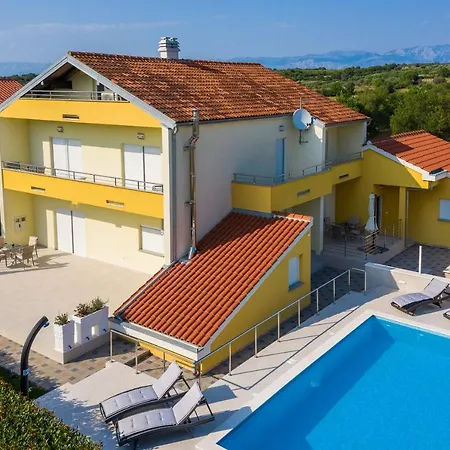 Apartmán Petra S Bazenom, Rostiljem I Parkingom Zadar