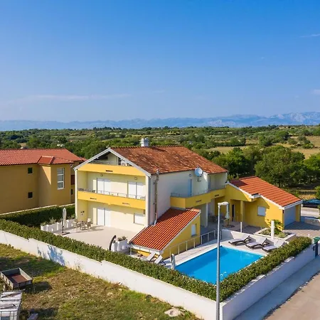 Appartement Petra S Bazenom, Rostiljem I Parkingom Zadar