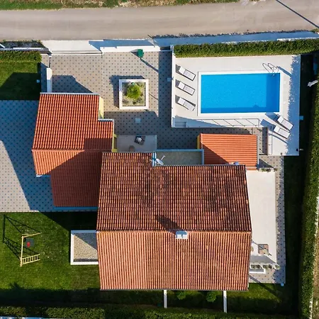 Petra S Bazenom, Rostiljem I Parkingom Apartmán