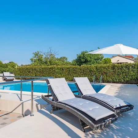 Apartmán Petra S Bazenom, Rostiljem I Parkingom