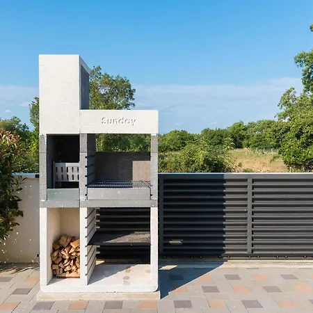 Petra S Bazenom, Rostiljem I Parkingom Апартаменты