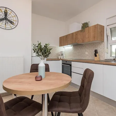 Petra S Bazenom, Rostiljem I Parkingom Apartmán