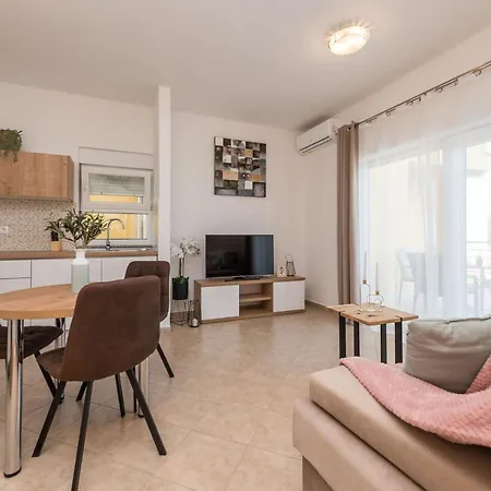 Petra S Bazenom, Rostiljem I Parkingom Apartmán