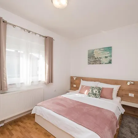 Petra S Bazenom, Rostiljem I Parkingom