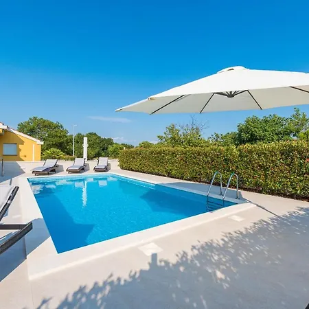 Petra S Bazenom, Rostiljem I Parkingom Zadar