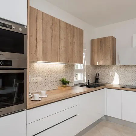 Petra S Bazenom, Rostiljem I Parkingom 아파트