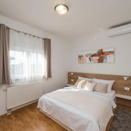 아파트 Petra S Bazenom, Rostiljem I Parkingom