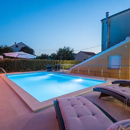 Apartmán Petra S Bazenom, Rostiljem I Parkingom