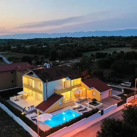 Апартаменты Petra S Bazenom, Rostiljem I Parkingom *