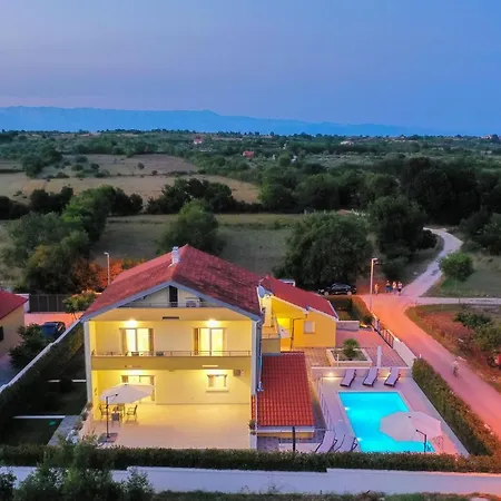 Petra S Bazenom, Rostiljem I Parkingom Apartmán *