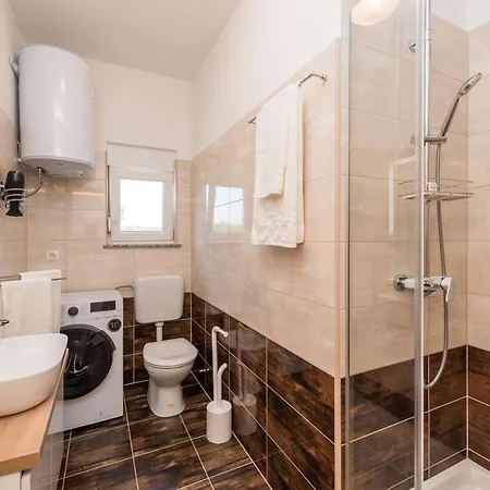 Petra S Bazenom, Rostiljem I Parkingom Zadar