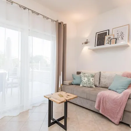 Petra S Bazenom, Rostiljem I Parkingom 자다르