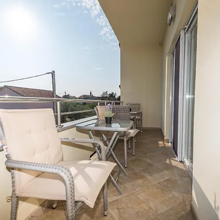 Petra S Bazenom, Rostiljem I Parkingom Zadar