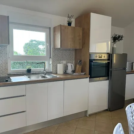 Petra S Bazenom, Rostiljem I Parkingom 자다르