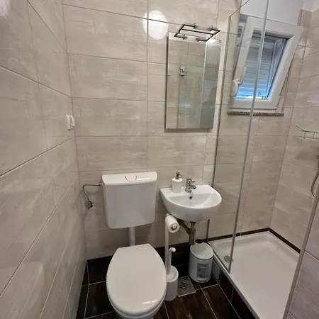 Petra S Bazenom, Rostiljem I Parkingom Apartmán Zadar