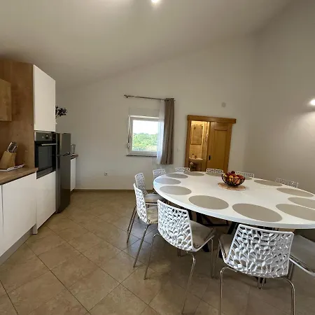 Petra S Bazenom, Rostiljem I Parkingom Apartmán *