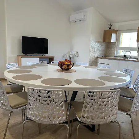 Petra S Bazenom, Rostiljem I Parkingom Apartmán Zadar