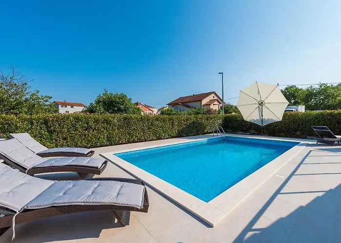 Petra S Bazenom, Rostiljem I Parkingom Apartamento *