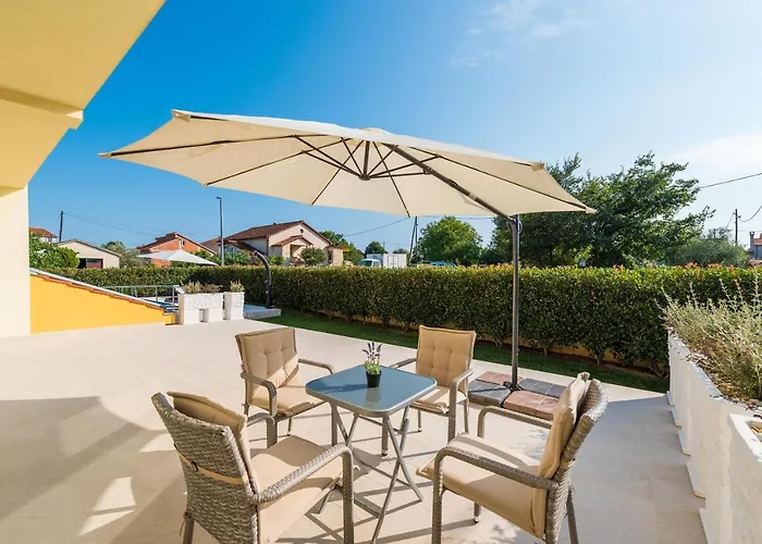 Petra S Bazenom, Rostiljem I Parkingom Zadar