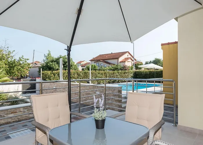 Petra S Bazenom, Rostiljem I Parkingom Apartamento