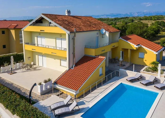 Apartamento Petra S Bazenom, Rostiljem I Parkingom Zadar