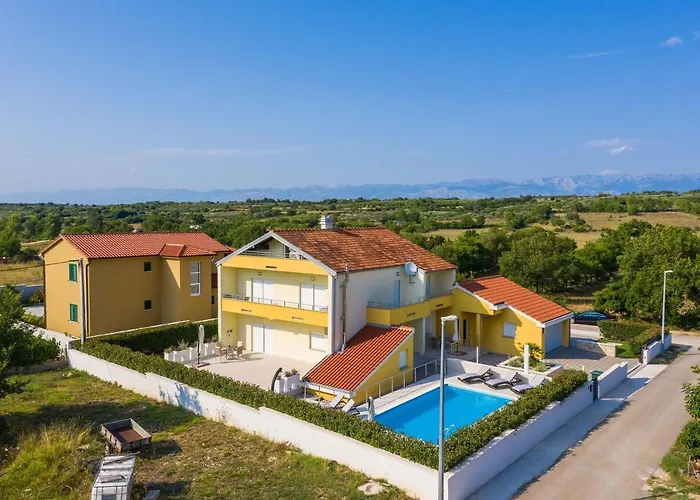 Apartamento Petra S Bazenom, Rostiljem I Parkingom Zadar