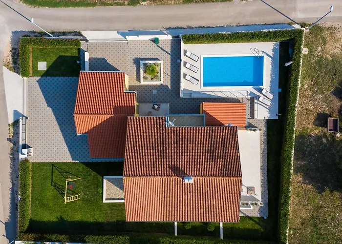 Petra S Bazenom, Rostiljem I Parkingom Apartamento