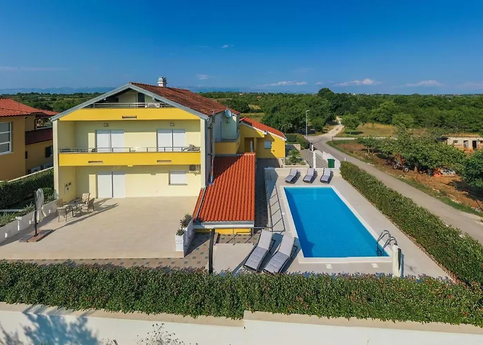 Petra S Bazenom, Rostiljem I Parkingom Zadar