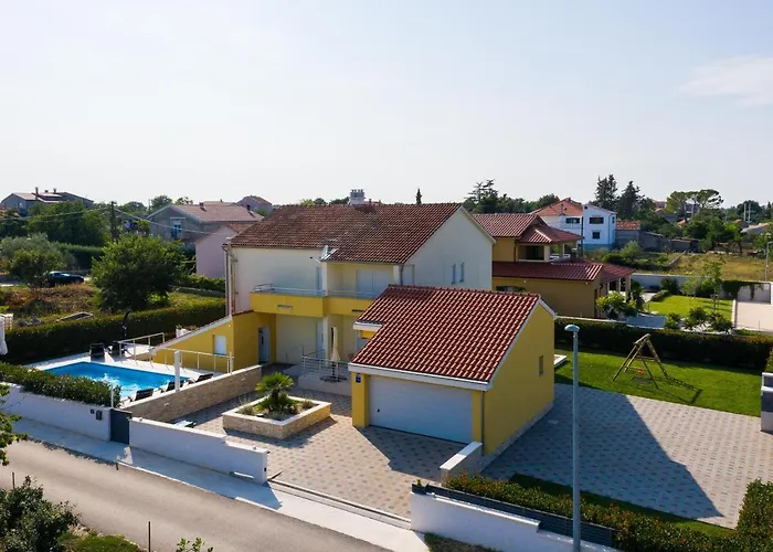 Petra S Bazenom, Rostiljem I Parkingom *