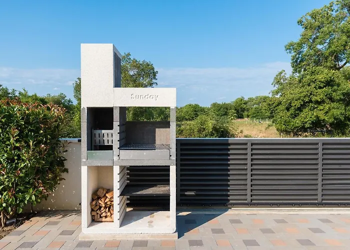 Petra S Bazenom, Rostiljem I Parkingom Apartamento