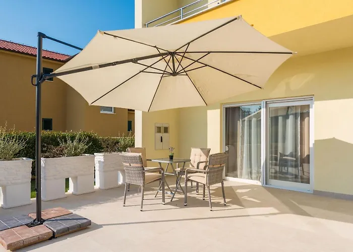 Petra S Bazenom, Rostiljem I Parkingom Apartamento